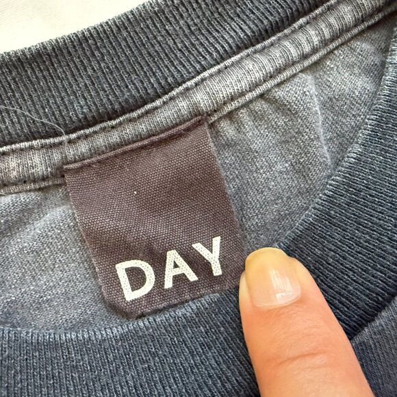 Queen Crest Double Sided Washed Gray T-Shirt Men’s Size Small - Picture 6 of 7